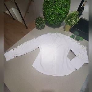 Superbe chemisier neuf blanc, appliqués de crochet aux manches et à l'encolure